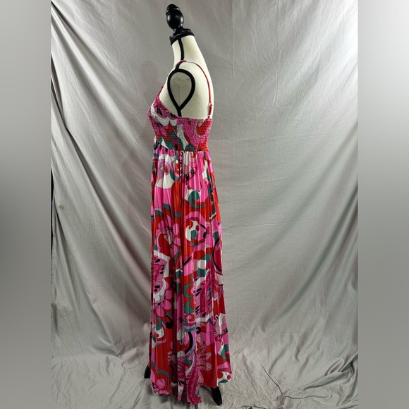 Floral Print Pleated Hem Shirred Halter Neck Dress - Picture 9 of 10